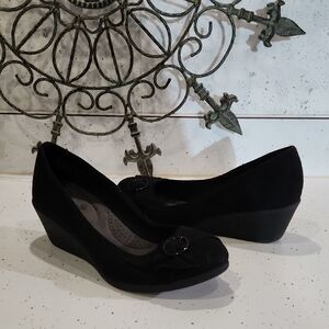 Dexflex Comfort Black Wedge Pumps with Elegant Design